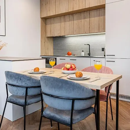 Apartment Cohost I Lovely W-balcony And Garage Prkg, By The River Walk *